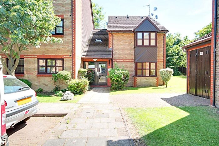 Studio To Rent In Kingfisher Way, London, NW10