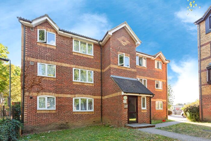 1 Bedroom Flat For Sale In Greenslade Road, Barking, IG11