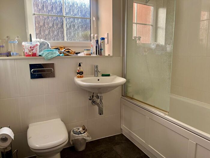 2 Bedroom Flat To Rent In Gresham Park Road, Woking, GU22