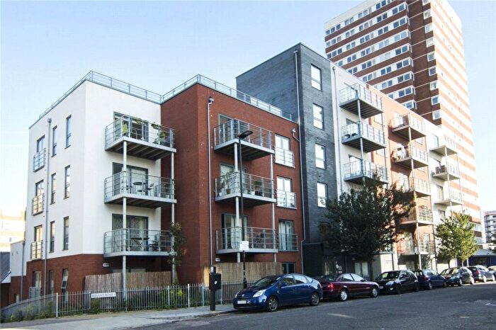 2 Bedroom Flat To Rent In Keats Apartments, Hamlets Way, Bow, London, E3