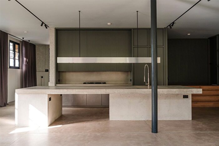 2 Bedroom Flat To Rent In A Wilds Rents, London, SE1