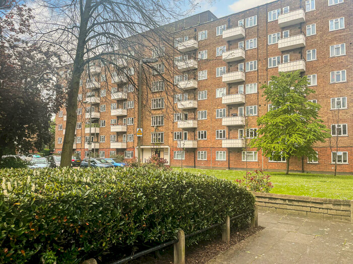 3 Bedroom Flat To Rent In Lochinvar Street, SW12