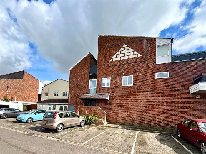 2 Bedroom Maisonette To Rent In Chaucer Way, Hoddesdon, EN11