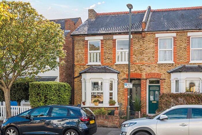 3 Bedroom Flat For Sale In Chestnut Road, London, SW20