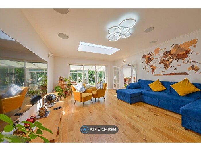 5 Bedroom Detached House To Rent In Napsbury Lane, St Albans, AL1