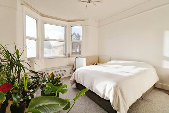 2 Bedroom Flat To Rent In Broadway, Leigh-on-sea, SS9