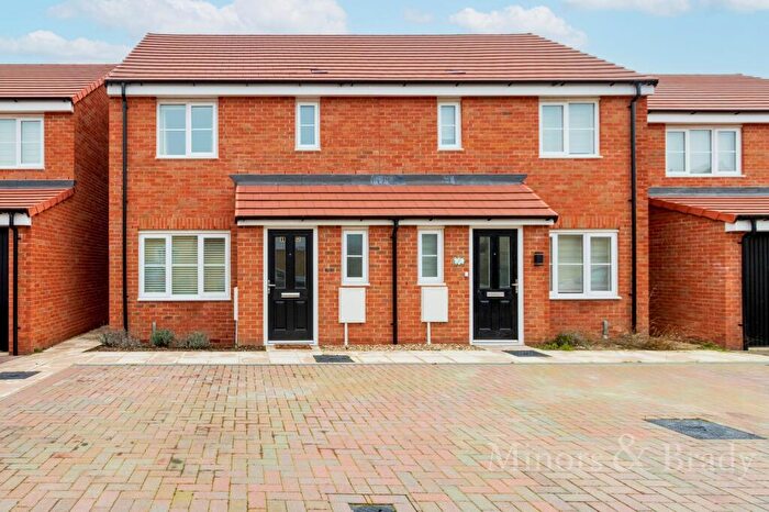 3 Bedroom Semi Detached House To Rent In Bellamy Drive, Bradwell, NR31