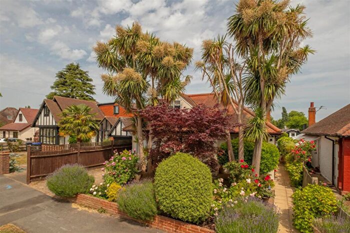 4 Bedroom Chalet For Sale In Riversdale Road, Thames Ditton, KT7