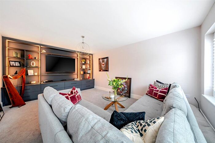 5 Bedroom Detached House For Sale In Pauling Close, Aston Clinton, HP22