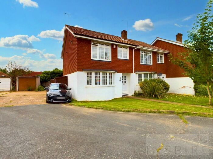 3 Bedroom End Of Terrace House For Sale In Lyndhurst Close, Crawley, RH11
