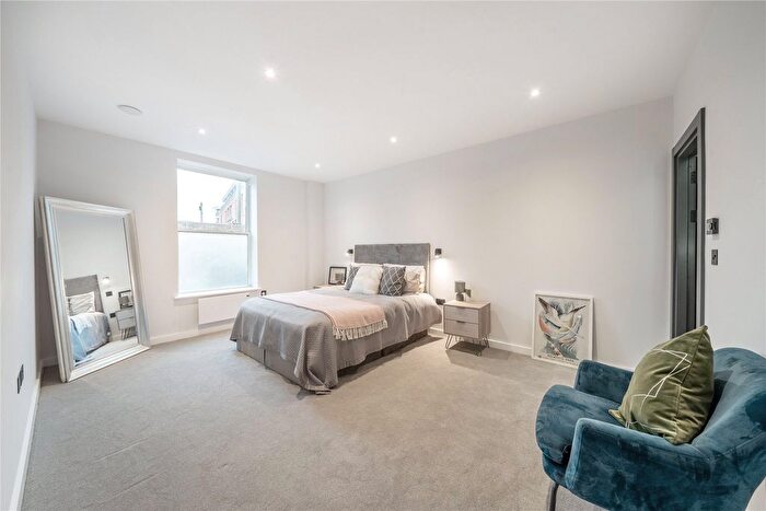 2 Bedroom Flat For Sale In Chertsey, Surrey, KT16