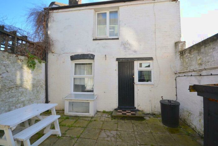 1 Bedroom Flat To Rent In Trinity Square, Margate, CT9