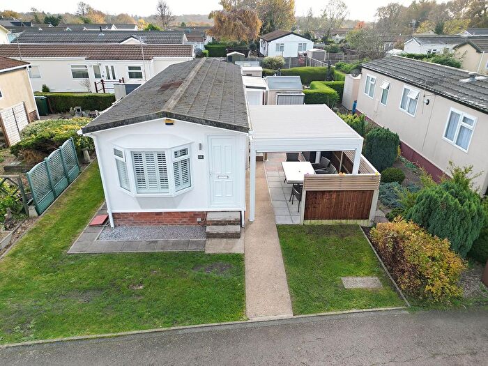 1 Bedroom Mobile/park Home For Sale In Woodlands Drive, Kings Langley, Hertfordshire, WD4