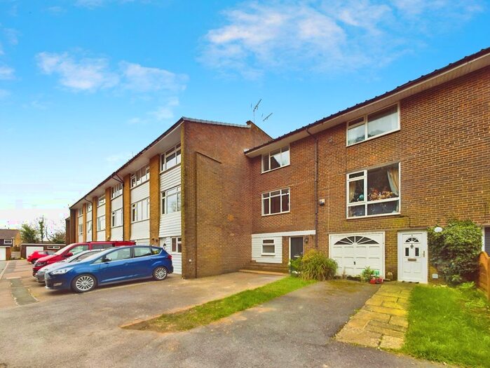 5 Bedroom Town House To Rent In Dale Close, Horsham, RH12