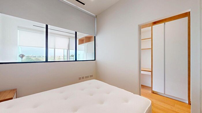 1 Bedroom Flat To Rent In Great West Road, Brentford, TW8