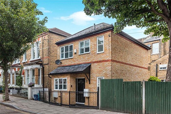 2 Bedroom Detached House For Sale In Colenso Road, London, E5