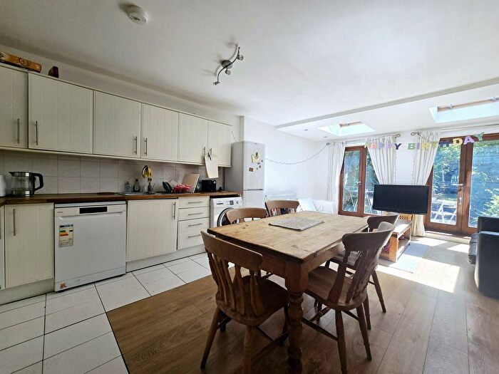 5 Bedroom Flat To Rent In Cottage Grove, Clapham North, SW9