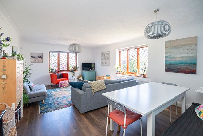 2 Bedroom Flat For Sale In Harrowlands Park, Dorking, RH4
