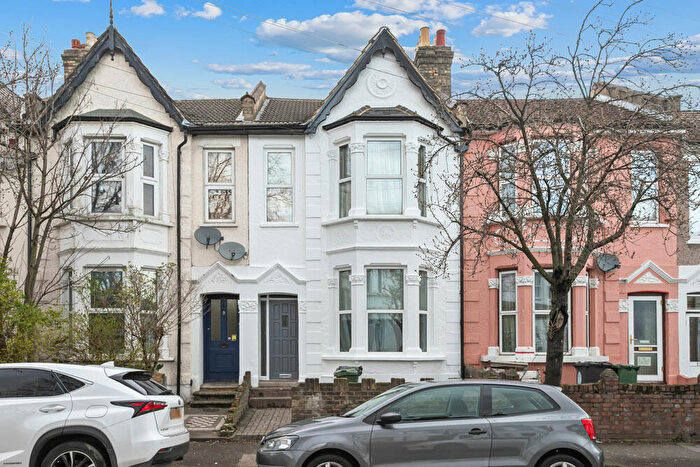 2 Bedroom Flat To Rent In Millais Road, Leytonstone, E11