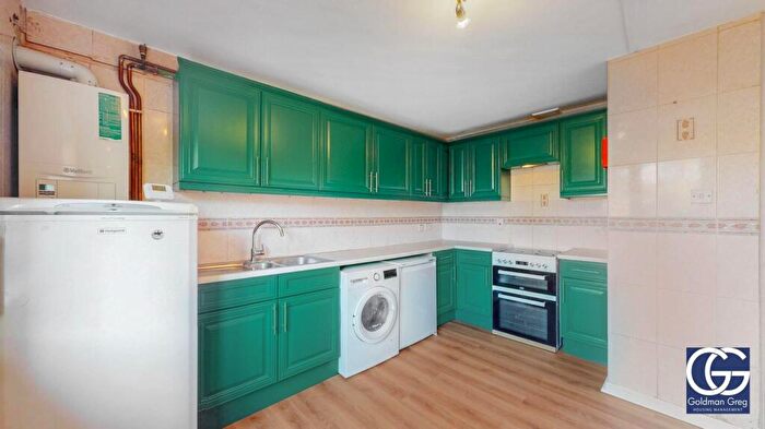 3 Bedroom Apartment To Rent In Treaty Street, London, N1