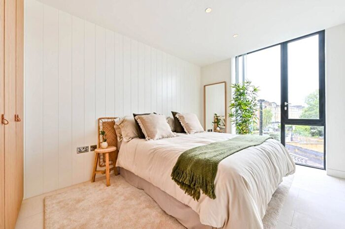 3 Bedroom Flat To Rent In Oval Road, Camden, London, NW1