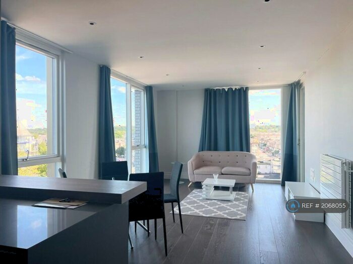 2 Bedroom Flat To Rent In Hamond Court, Kingston Upon Thames, KT2