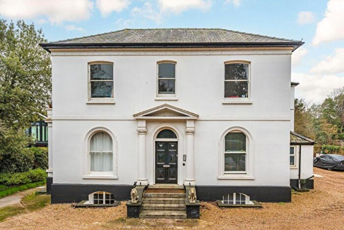 2 Bedroom Flat For Sale In Woburn Hill, Addlestone, KT15