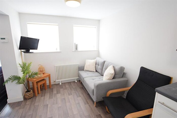 2 Bedroom Terraced House To Rent In Wellington Street - Student House - /, LN1