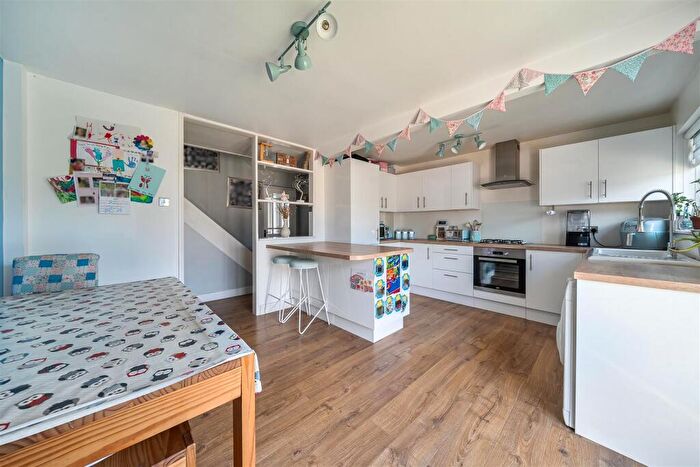 3 Bedroom Semi Detached House For Sale In Belvoir Close, Fareham, PO16