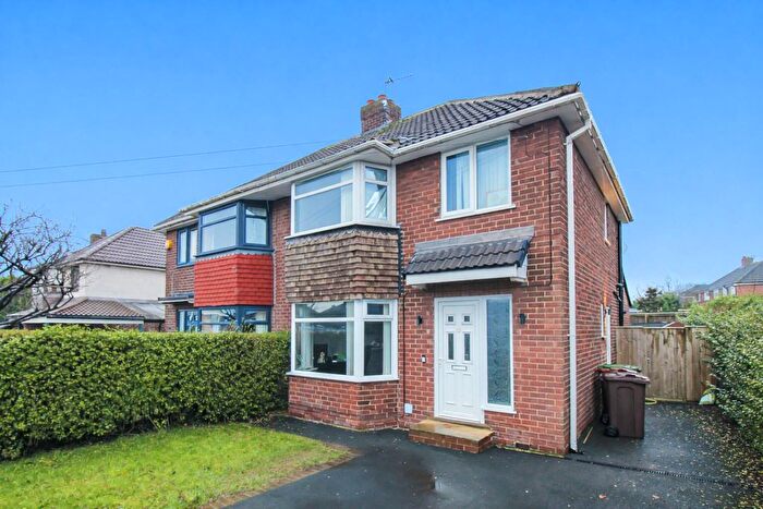 3 Bedroom Semi-Detached House For Sale In Eastwood Close, Durkar, Wakefield, WF4