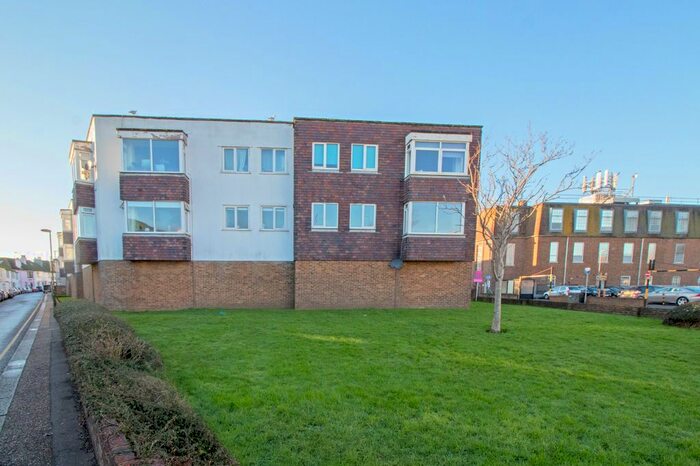 2 Bedroom Flat To Rent In Swanborough Court, Shoreham-By-Sea BN43