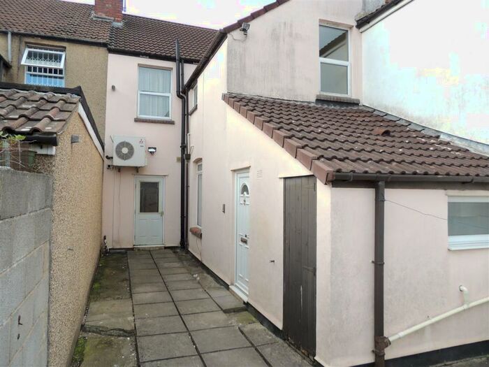 2 Bedroom Maisonette To Rent In Lodge Causeway, Bristol, BS16