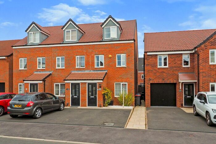 3 Bedroom Town House To Rent In Mustang Close, Hucknall, NG15