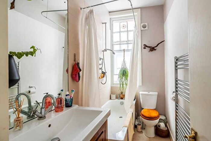 1 Bedroom Flat For Sale In Knoll Road, Dorking, RH4