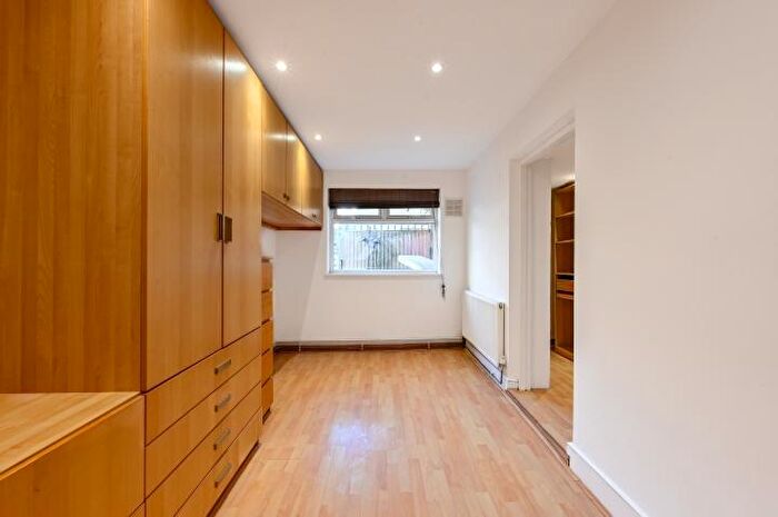1 Bedroom Flat For Sale In Grafton Crescent, London, NW1