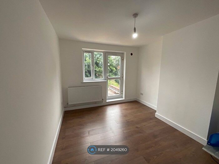 1 Bedroom Flat To Rent In First Floor Heathdale Avenue, Hounslow, TW4
