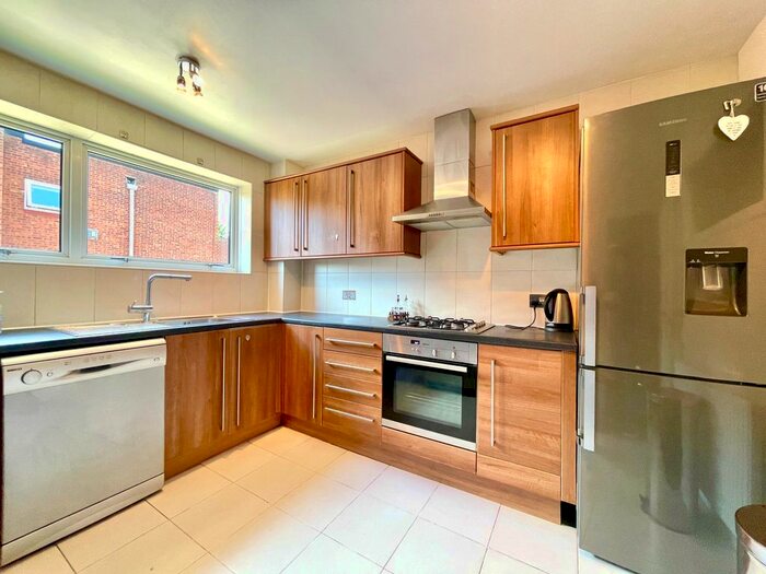 3 Bedroom Flat To Rent In Laburnum Lodge, Hendon Lane, London, N3