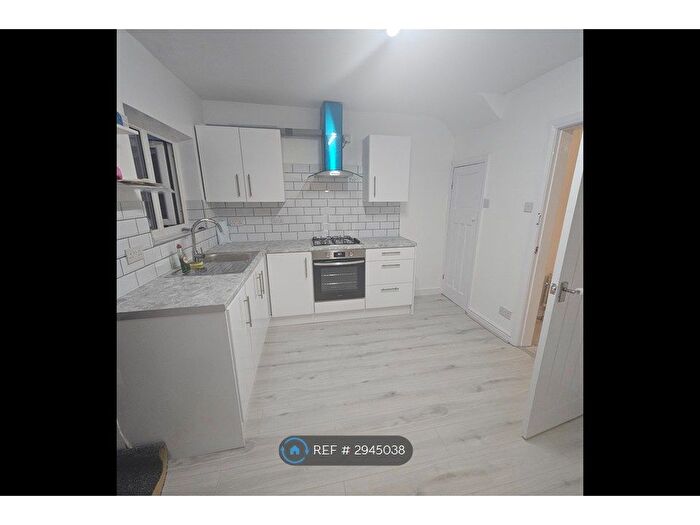 3 Bedroom Flat To Rent In Grainger Avenue, Manchester, M12