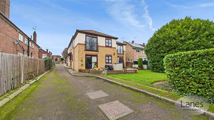 1 Bedroom Flat For Sale In Thrush Court, Queens Road, Enfield, EN1