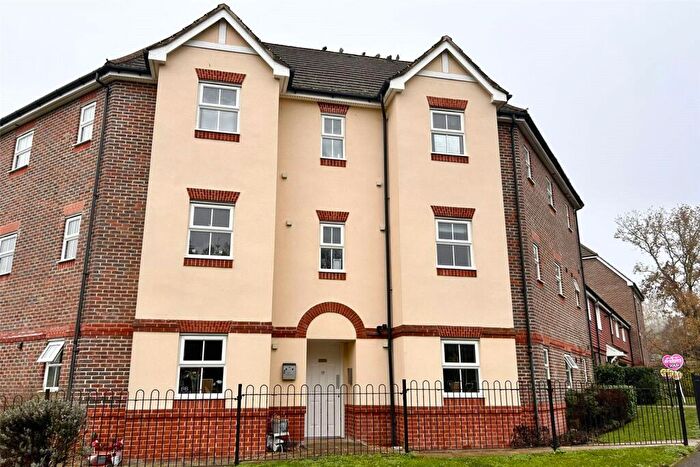 2 Bedroom Flat For Sale In Woodland Walk, Aldershot, Hampshire, GU12