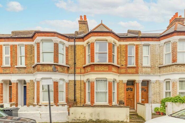 3 Bedroom Flat To Rent In Hubert Grove, London, SW9