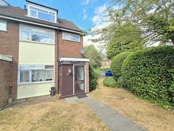 2 Bedroom Maisonette For Sale In Westfield Park, Hatch End, HA5