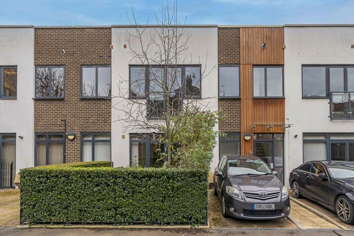 2 Bedroom Flat To Rent In Madoc Close, London, NW2