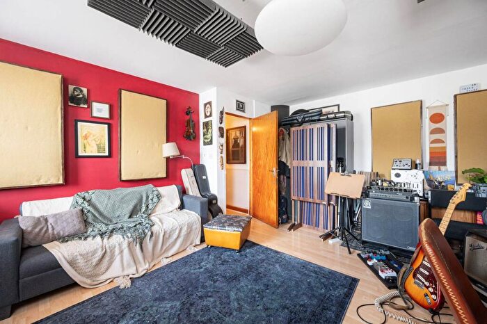 1 Bedroom Flat To Rent In Graham Road, Hackney, London, E8