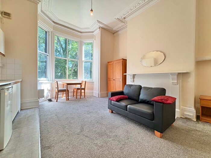 Flat To Rent In Moorland Road, Hyde Park, Leeds, LS6