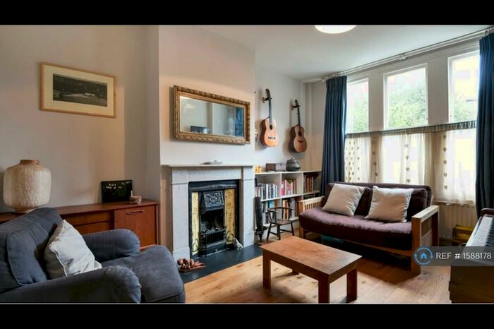 2 Bedroom Flat To Rent In Herne Hill Road, London, SE24
