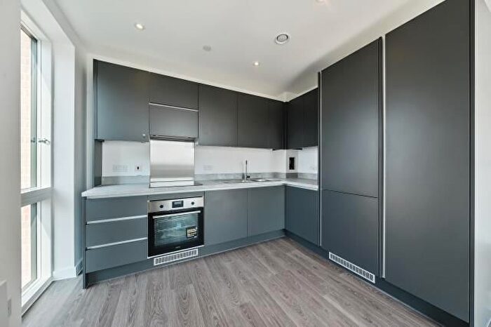 1 Bedroom Flat To Rent In New Road Triangle, Feltham, TW14