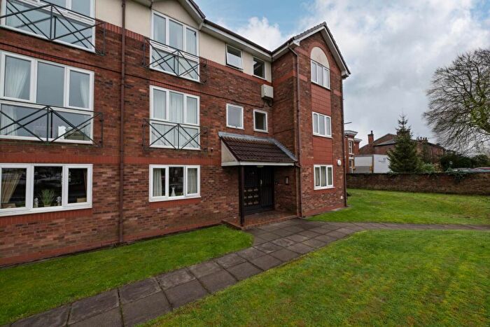 2 Bedroom Flat To Rent In Oak Bank, Prestwich, M25