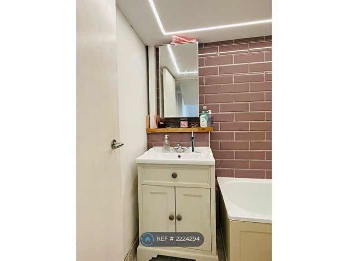 1 Bedroom Flat To Rent In Manhattan Building, London, E3