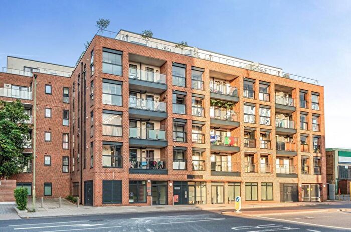 2 Bedroom Flat For Sale In High Road, Whetstone, N20